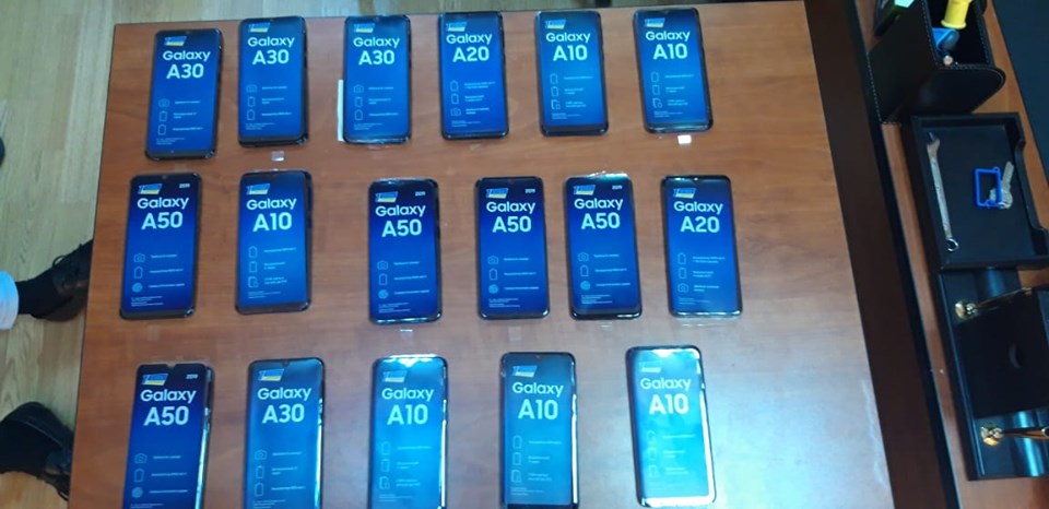 20-ye-yaxin-telefonu-gizletmek-istedi