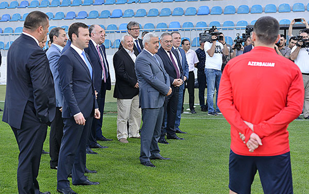 rovneq-abdullayevle-elmar-memmedyarov-futbolcularla-sohbet-etdi