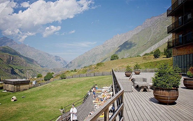 gurcustanda-turistlerin-vertolyotu-dusdu