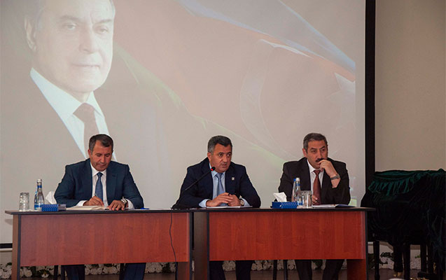 abdin-ferzeliyev-novbeti-seyyar-qebul-kecirib