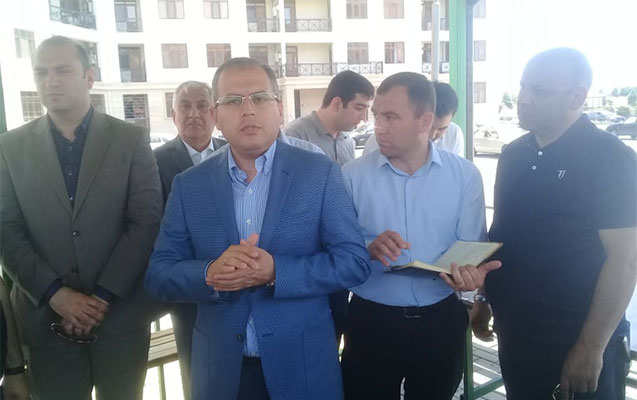 icra-bascisi-jurnalistler-binasinin-sakinleri-ile-gorusdu