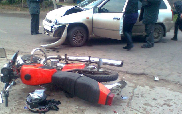 motosiklet-agaca-cirpildi-olen-var