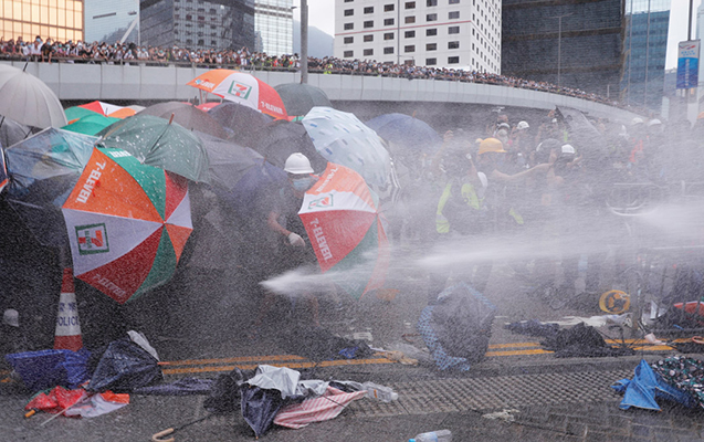 honkonqda-kutlevi-aksiyalara-gore-butun-hokumet-binalari-baglandi