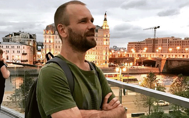 rusiyali-aparici-spirtli-ickiden-komaya-dusdu