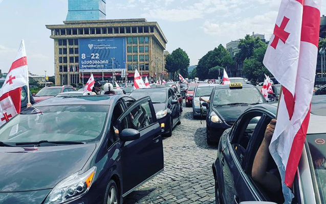 gurcustanda-etirazcilarin-avtomobil-yurusu