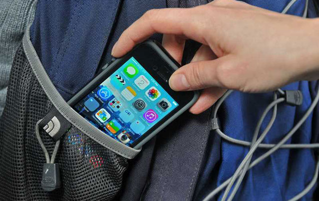 parkda-cibine-girib-telefonunu-apardi