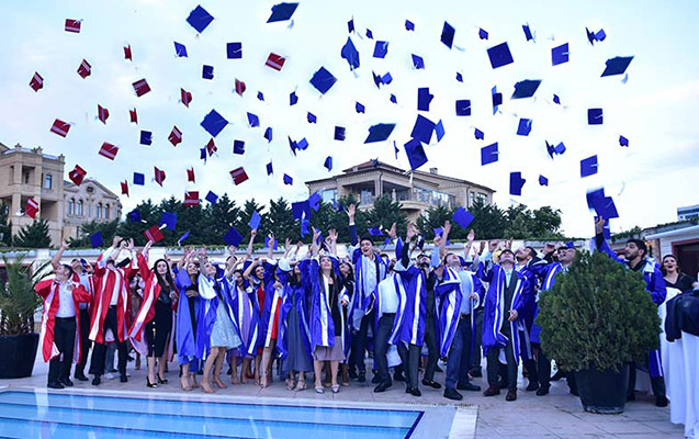 azerbaycan-universitetinde-mezun-gunu