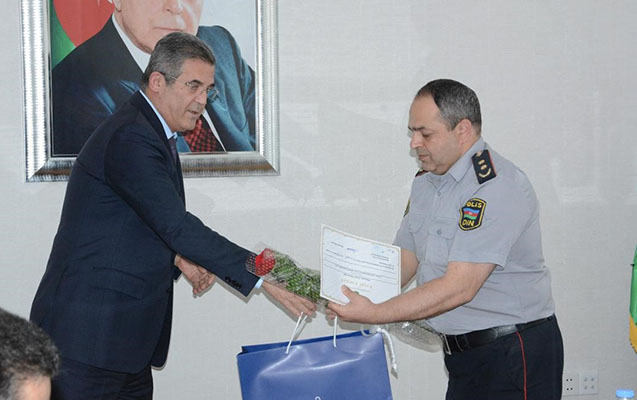 suleyman-mikayilov-polisleri-mukafatlandirdi