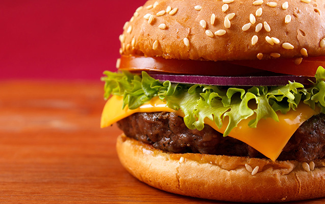 10-deqiqeye-32-burger-yedi