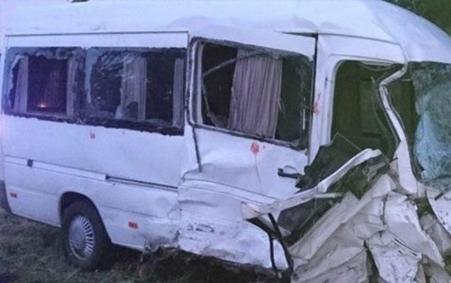 rusiyada-mikroavtobus-cevrildi