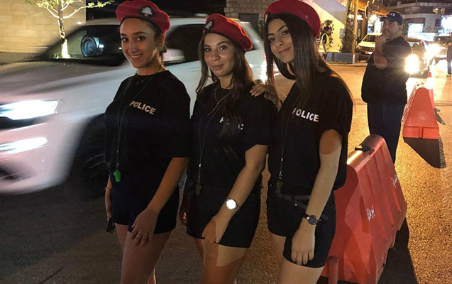 turistlere-gore-qadin-polislere-sortik-geyinmeyi-emr-etdi