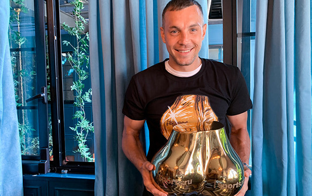 futbolcuya-verilen-mukafata-baxan-gulur