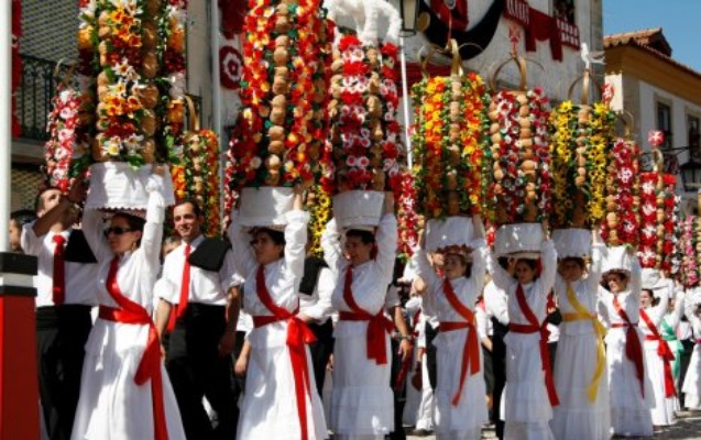 baslarina-16-kiloqramliq-tac-qoyub-yurus-etdiler