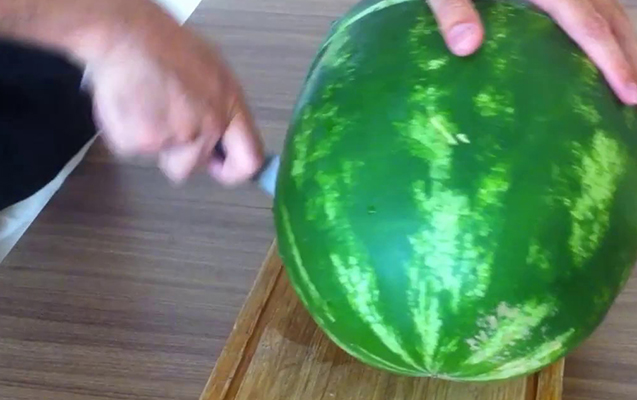 qarpiz-kesende-bicaq-qarnina-batdi