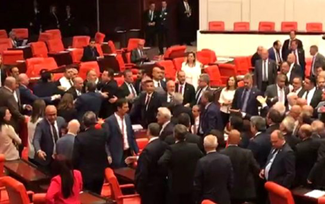 turkiye-parlamentinde-ara-qarisdi