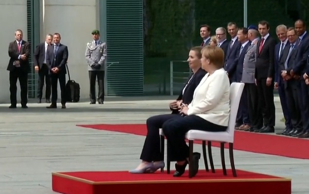 3-defe-ayaq-uste-titreyen-merkel-bu-defe-oturdu