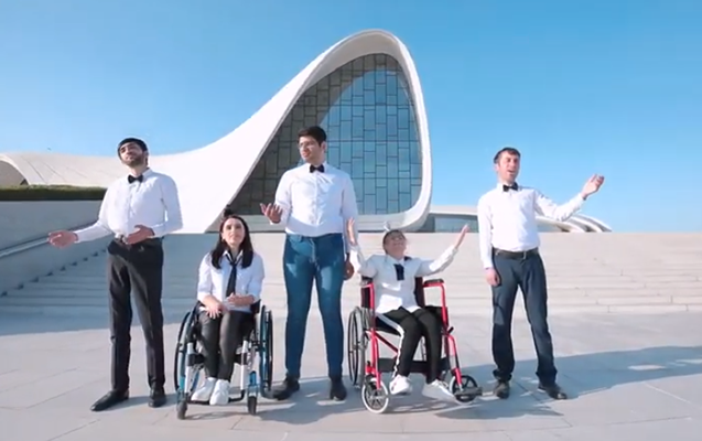 elilliyi-olan-sexslerden-maraqli-addim