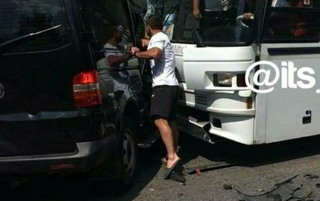 zelenskinin-korteji-usaqlari-dasiyan-avtobusla-toqqusdu