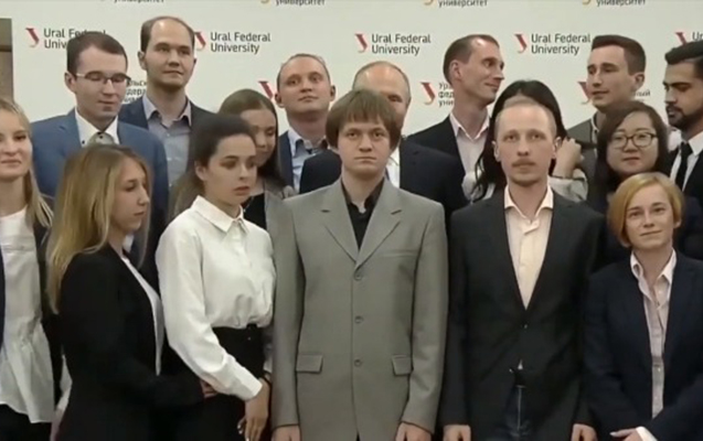 putinin-qarsisinda-dayandi-prezident-gorunmedi