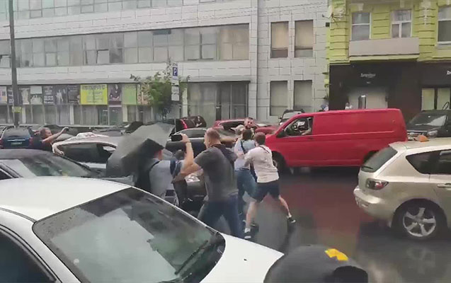 kiyevde-porosenkoya-hucuma-kecdiler