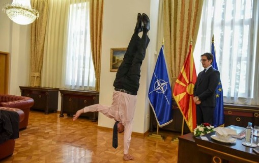 israil-sefiri-bir-eli-uste-durub-prezidenti-guldurdu