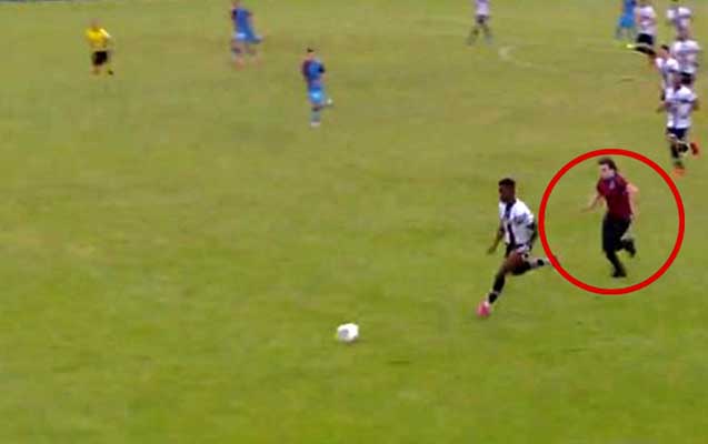 meydana-girib-futbolcunu-qovdu