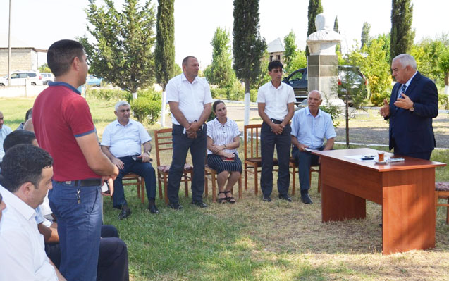 ali-aliyev-arayatili-kendinde-novbeti-seyyar-qebul-kecirib