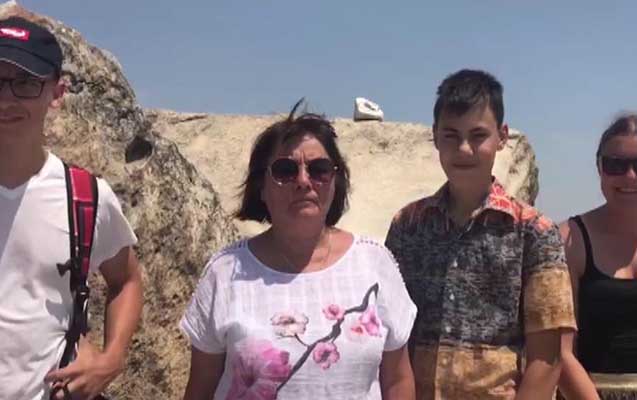 yol-polisleri-turistleri-yanan-masindan-cixardi