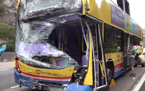 ikimertebeli-avtobuslar-toqqusdu