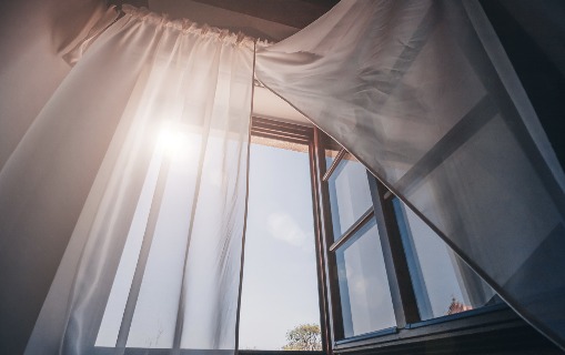 5-ci-mertebeden-yixilan-2-yasli-usaq-sag-qaldi