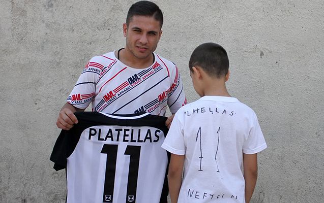 neftcinin-futbolcusu-azarkesin-evine-gedib-forma-bagisladi