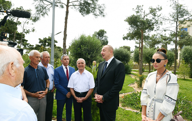 dovlet-bascisi-mirvari-parkda-sakinlerle-gorusub