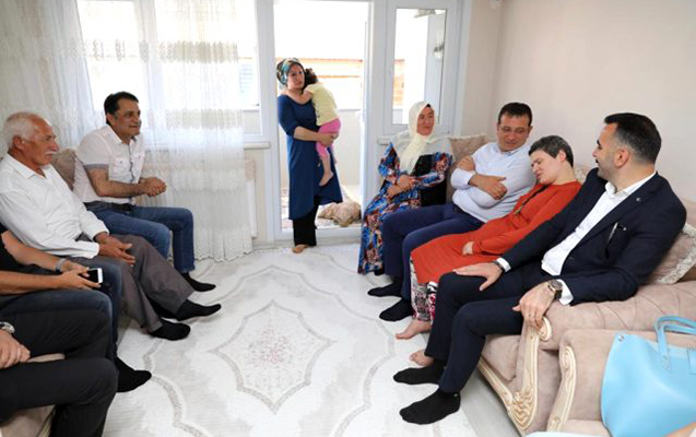 imamoglu-sene-ses-vermerem-deyen-qadinin-evine-getdi
