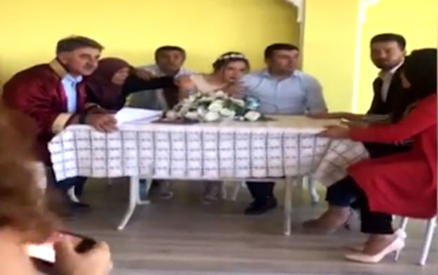 zelzele-onlari-nikah-masasinda-yaxaladi