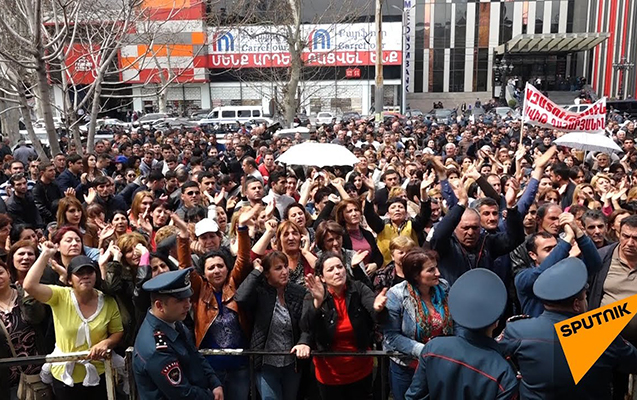 kocaryanin-terefdarlari-kucelere-axisdi