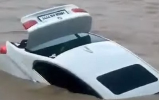hindistanda-jaguar-isteyen-genc-bmwni-cayda-batirdi