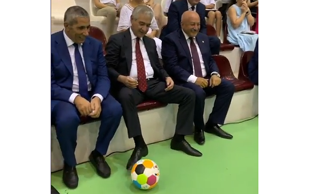 Əli Əhmədov azyaşlı uşaqla futbol oynadı - Video