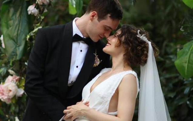 turk-aktrisa-ingilise-ere-getdi