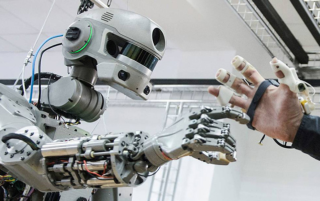 robot-gecikdiyi-ucun-uzr-istedi