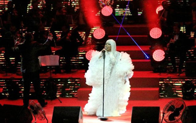 bulent-ersoy-konsertinde-nisanli-oglana-goz-dikdi