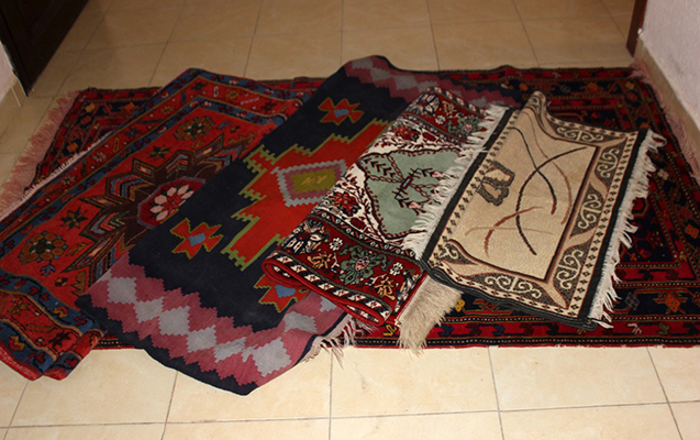 azerbaycanda-qadin-mescidin-xalcalarini-ogurladi