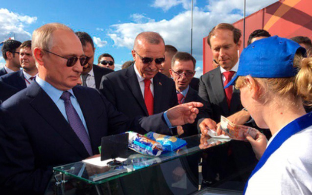 putin-2-ci-defe-eyni-qadin-saticidan-dondurma-aldi