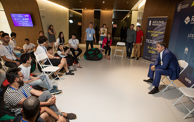 nazir-azcloud-hackathon-2019-musabiqesinin-istirakcilari-ile-gorusub