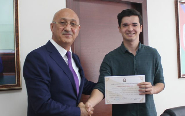 nizami-ih-de-konullu-genclere-sertifikat-verilib