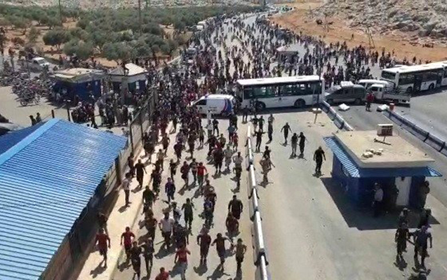 bombalardan-qacan-minlerle-suriyali-turkiye-serhedine-axin-etdi