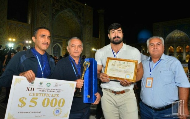 azerbaycanli-xanende-ozbekistanda-mukafatlandirildi