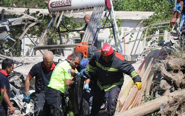 turkiyede-su-masini-yasayis-evinin-ustune-asdi-olenler-var