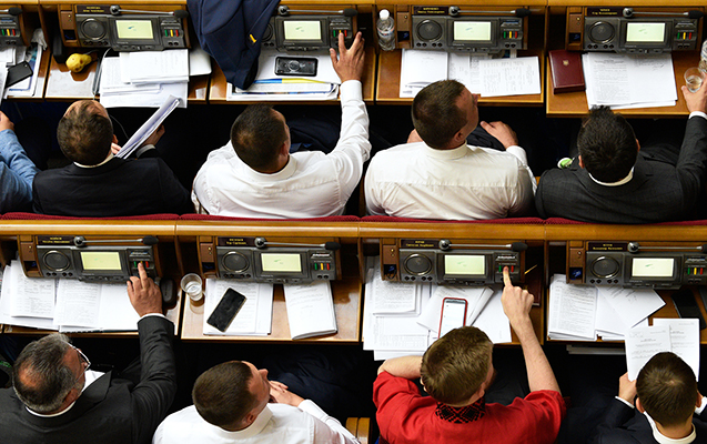 zelenski-ile-gorusden-evvel-deputatlarin-telefonlari-yigildi