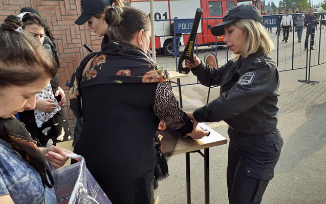 polis-mescide-gelenleri-bir-bir-yoxladi