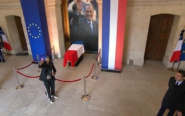 jak-sirakin-tabutu-ile-selfi-cekdiler-tenqid-olundular